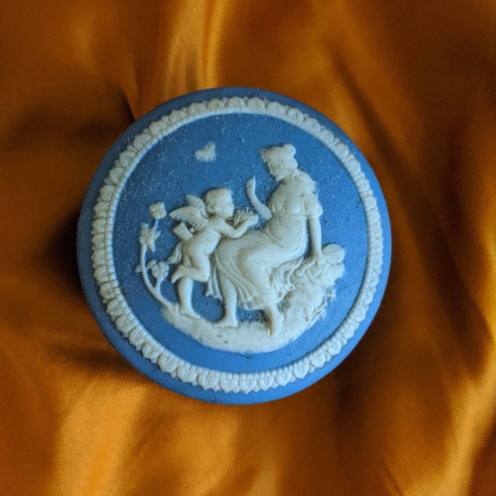 Vintage porcelain trinket box